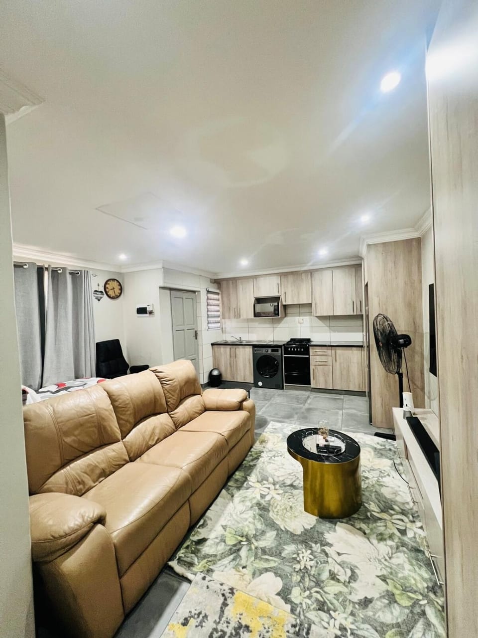 TV and multimedia, Seating area, Dining area