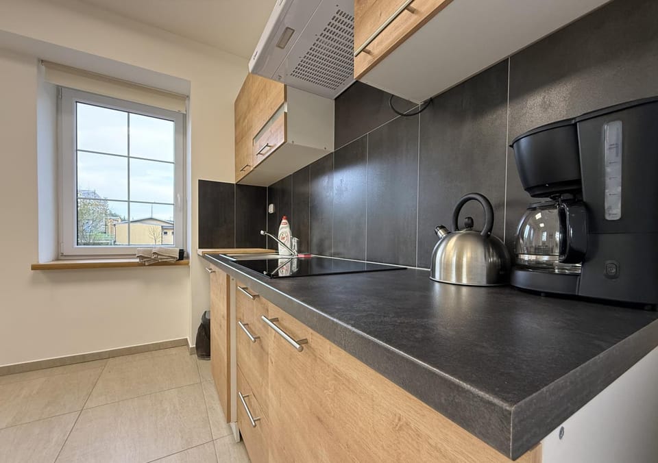 Coffee/tea facilities, Kitchen or kitchenette, stove