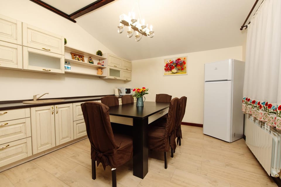 Kitchen or kitchenette, Seating area