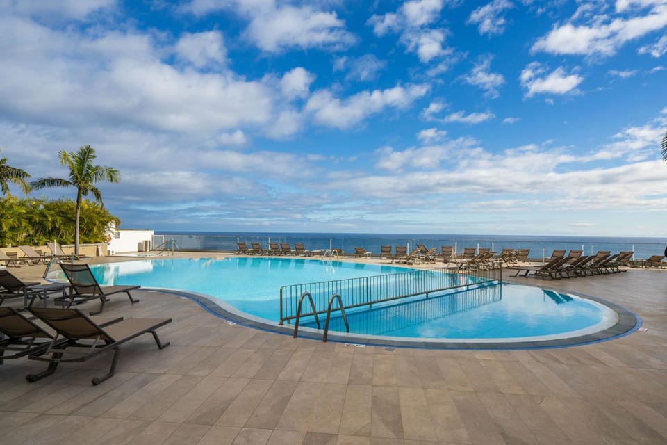 Day, Swimming pool, sunbed