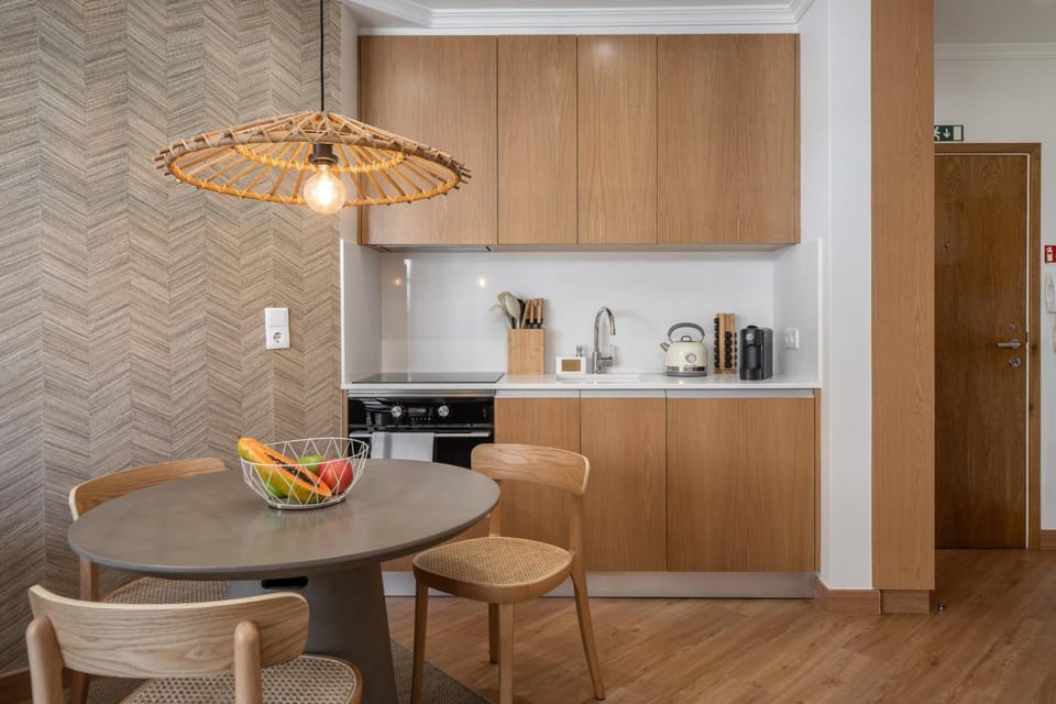 Kitchen or kitchenette, Dining area, stove