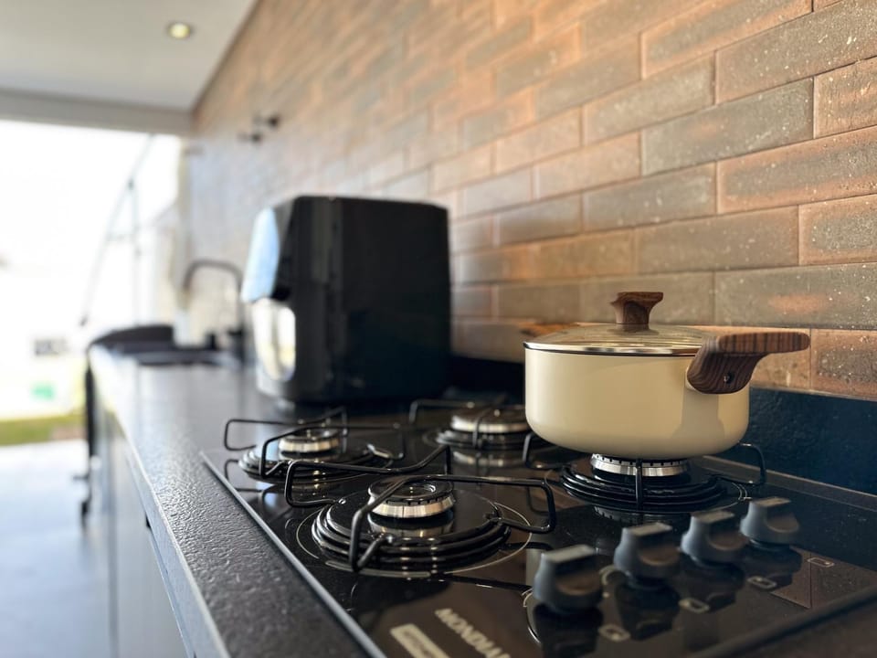 Coffee/tea facilities, Kitchen or kitchenette, stove
