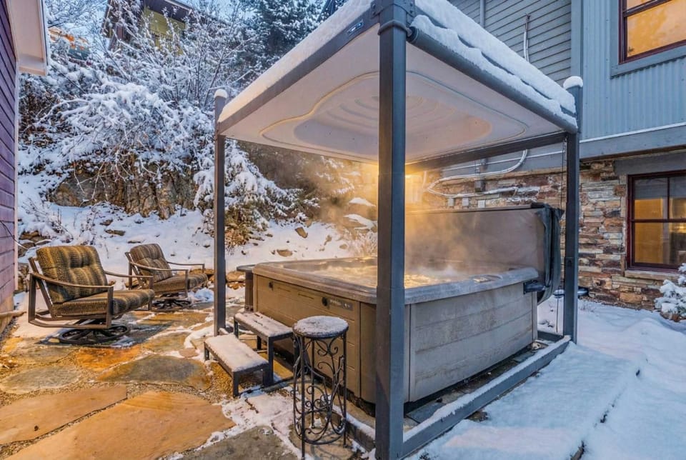 Park City Retreat Walk to Main plus Private Hot Tub House in Park City