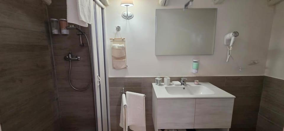Shower, Bathroom, towels