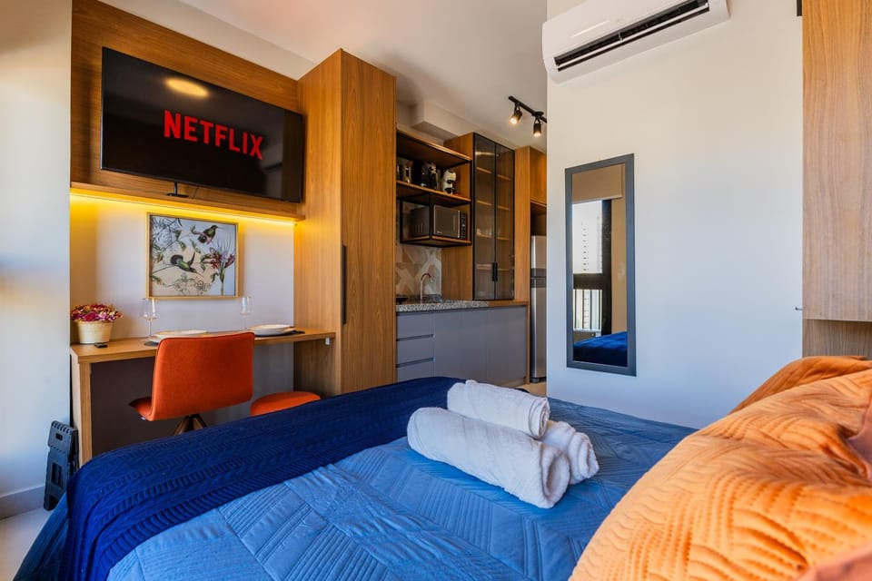 Bed, TV and multimedia, Photo of the whole room, Bedroom, towels, air conditioner