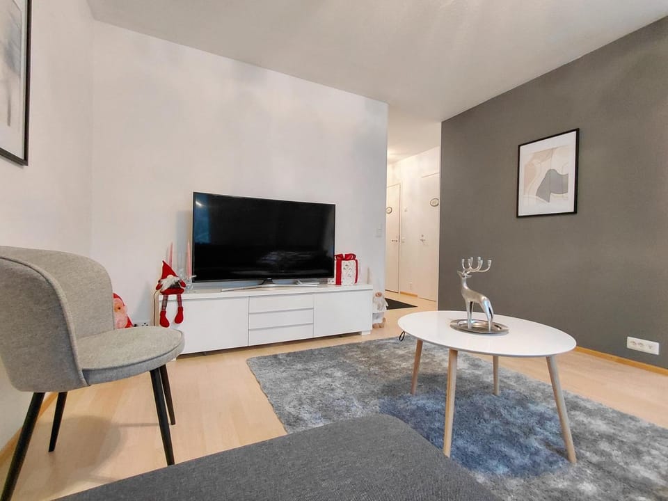 TV and multimedia, Living room, Seating area, Evening entertainment