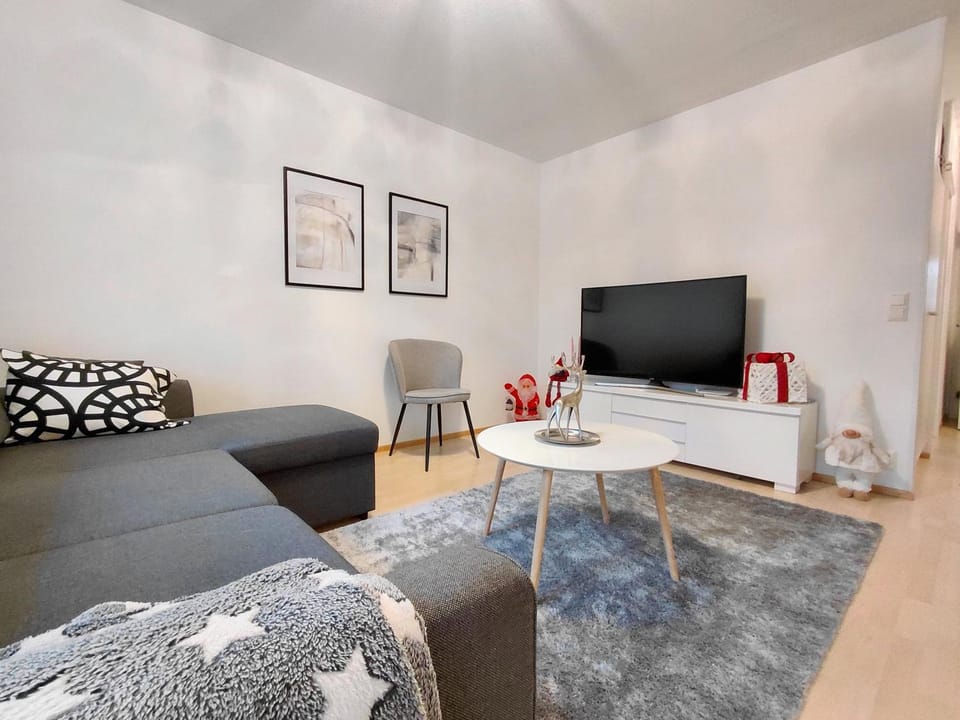 TV and multimedia, Living room, Seating area, Evening entertainment