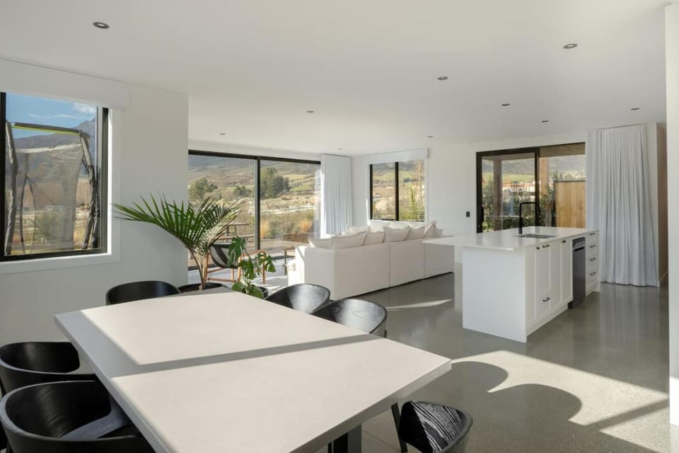 Kitchen or kitchenette, Living room, Seating area