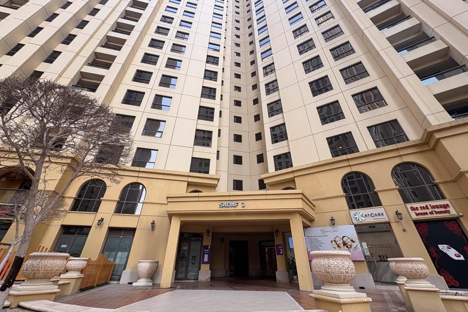Property building, Facade/entrance, Day