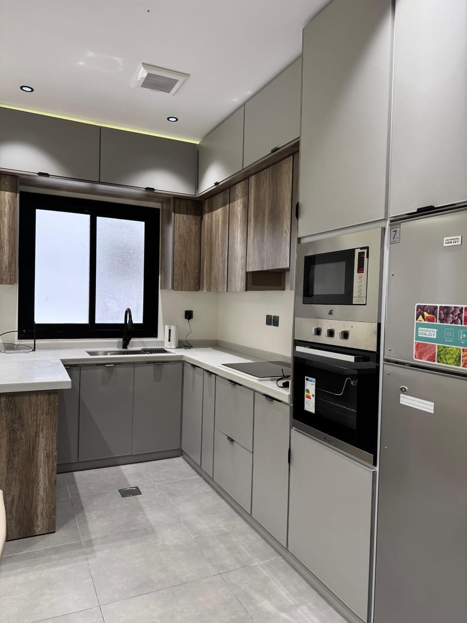 Kitchen or kitchenette, dishwasher, oven