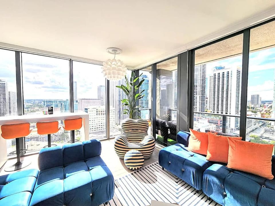 3BR Skyline Luxury with a 100 inch TV, Balcony & Prime Miami Location House in Miami