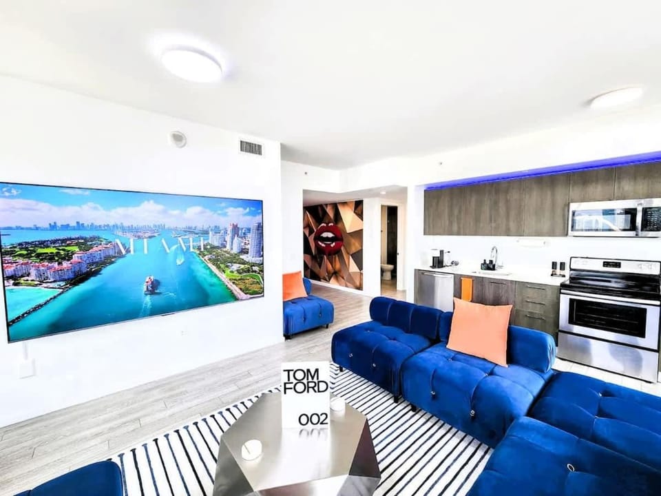 3BR Skyline Luxury with a 100 inch TV, Balcony & Prime Miami Location House in Miami