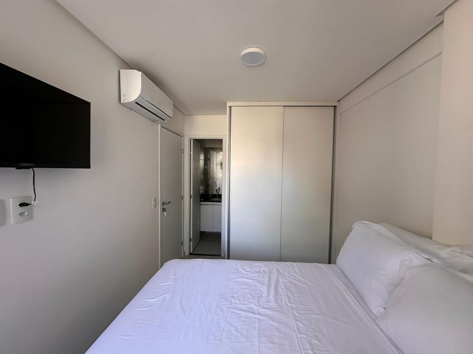 Bed, TV and multimedia, View (from property/room), Photo of the whole room, Bedroom
