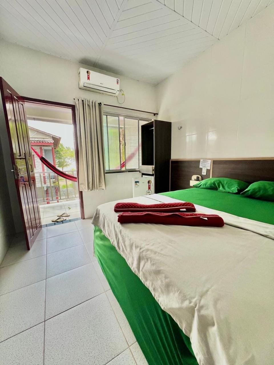 Bed, Photo of the whole room, towels