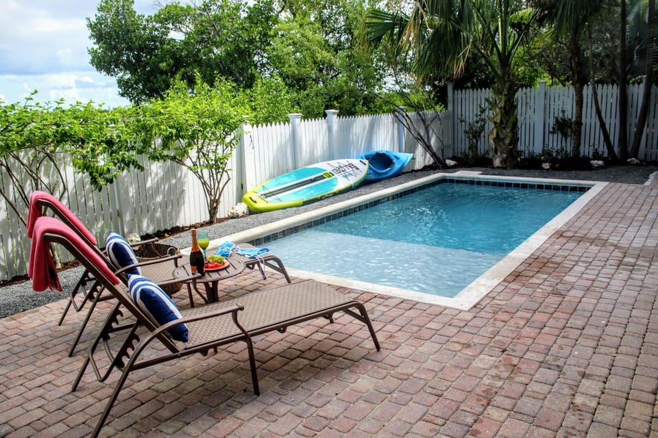 Swimming pool, sunbed
