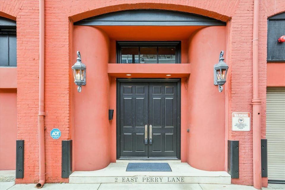 Facade/entrance