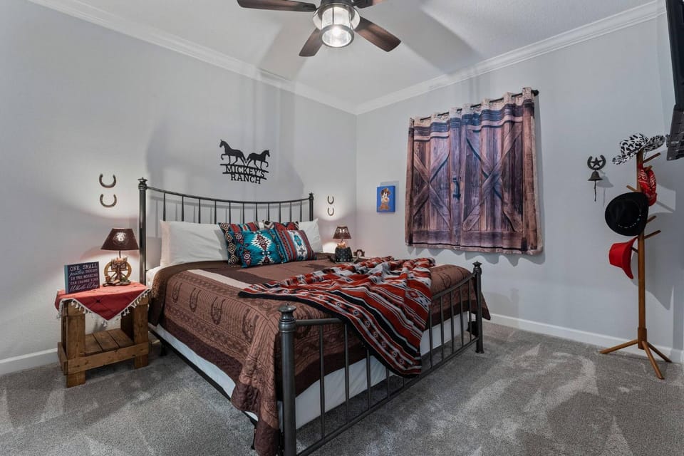 Bed, Photo of the whole room, Decorative detail, Bedroom