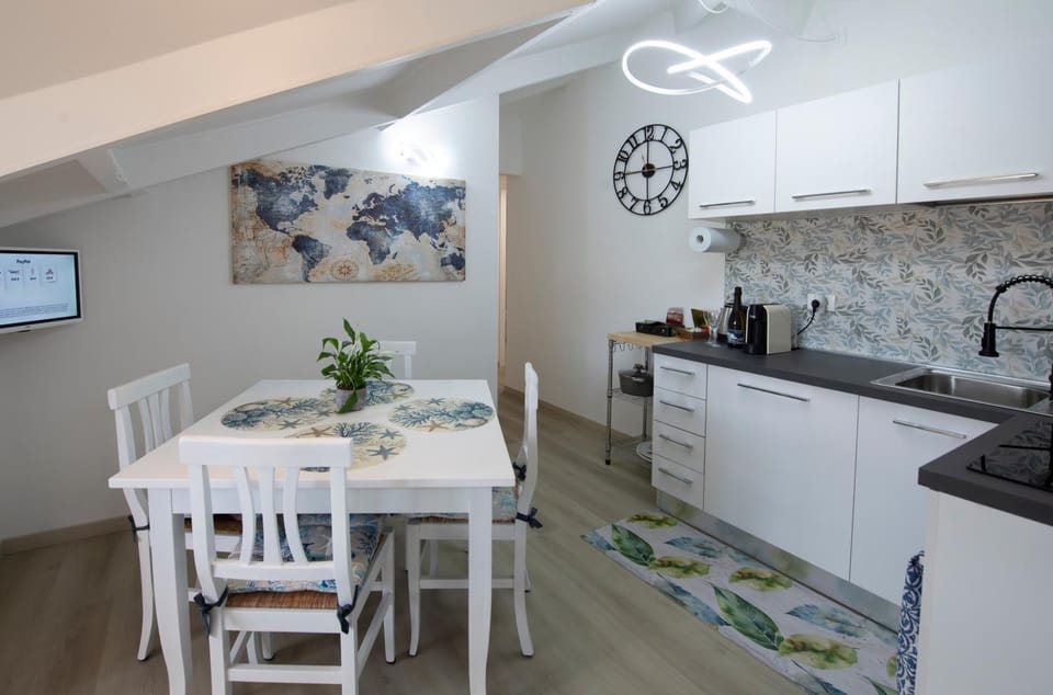 Kitchen or kitchenette, Dining area, stove