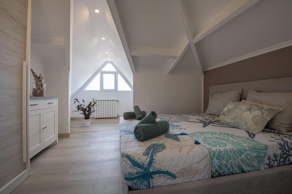 Bed, Photo of the whole room, Bedroom, towels