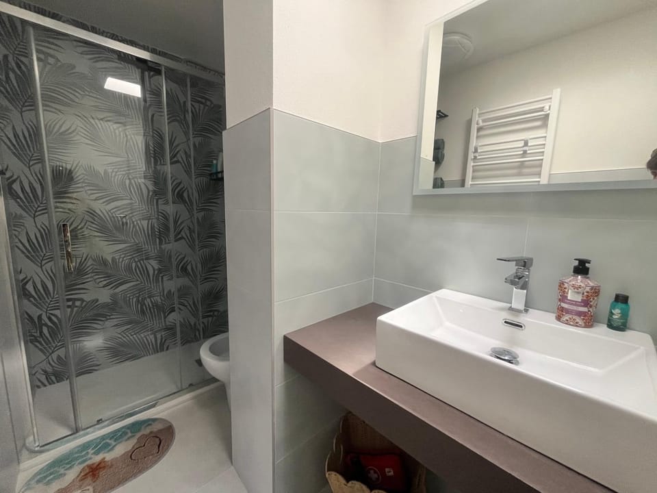 Shower, Bathroom, towels