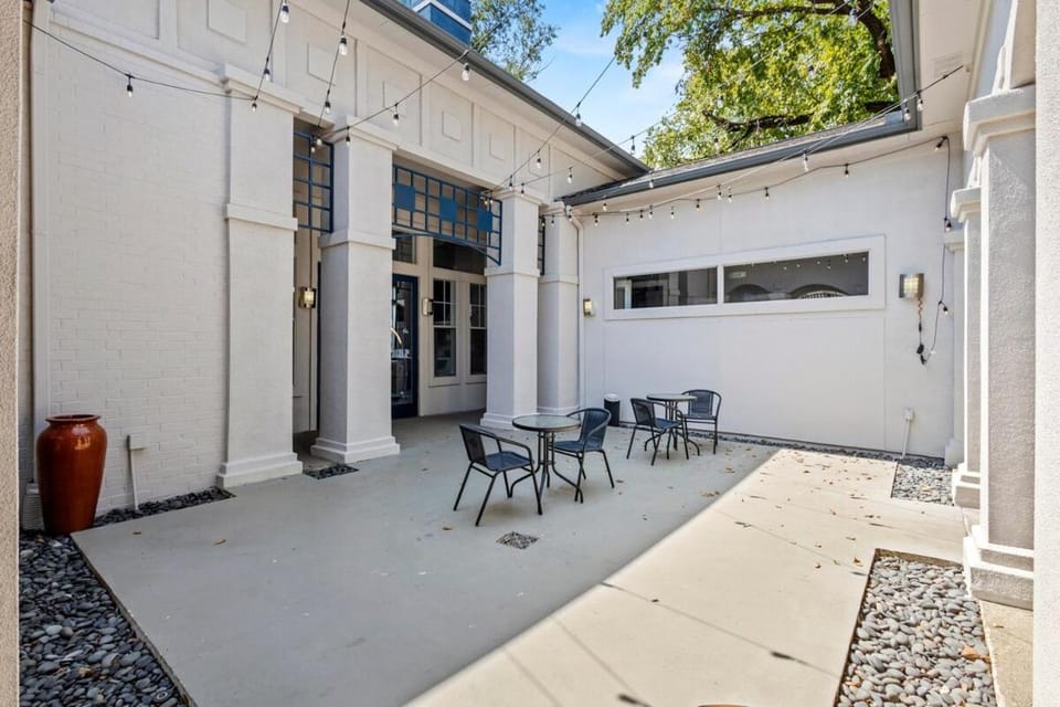 Bold & Bright Uptown Pad With Pool Apartment in Dallas