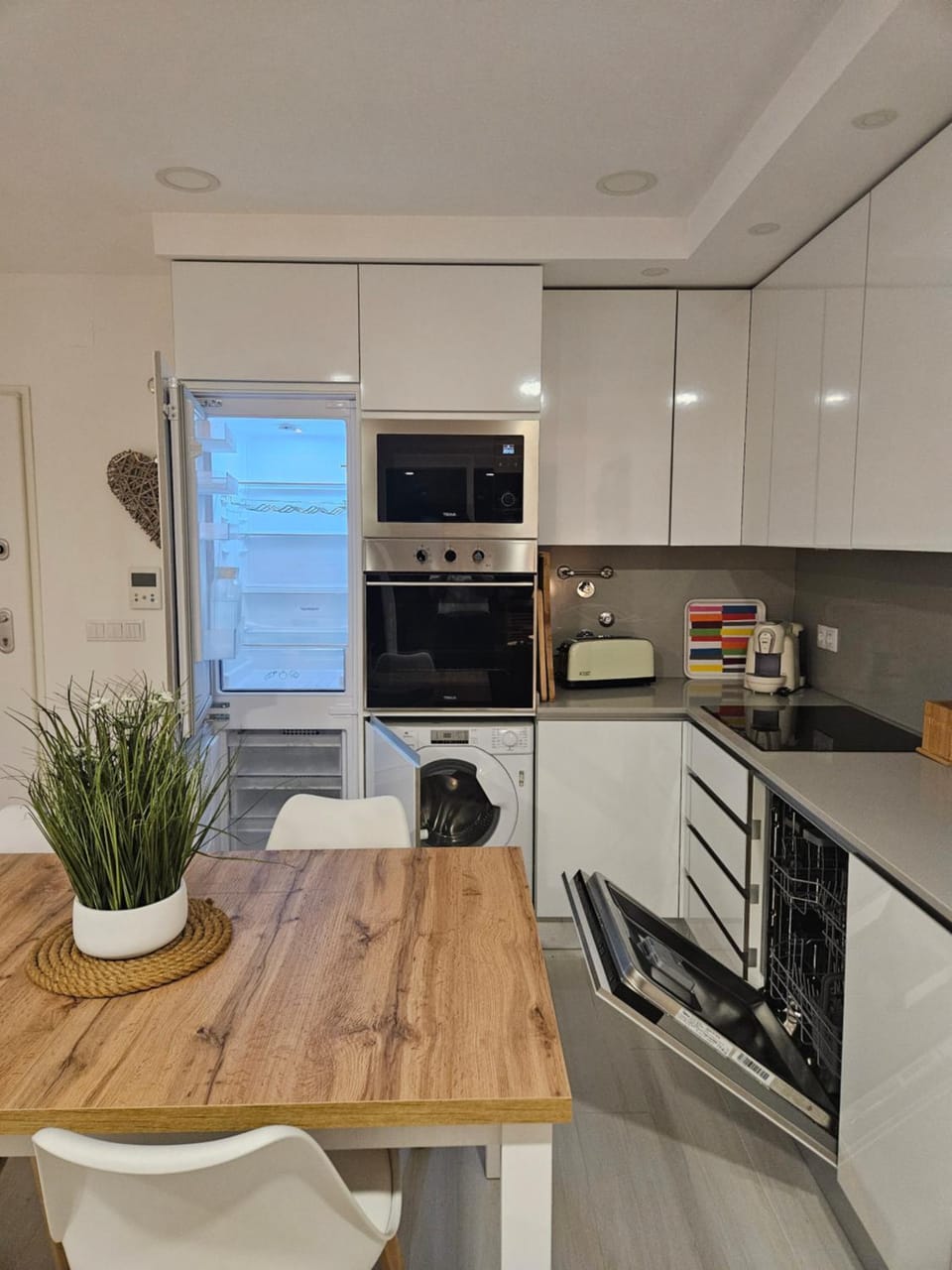 Coffee/tea facilities, Dining area, dishwasher, oven, stove, toaster