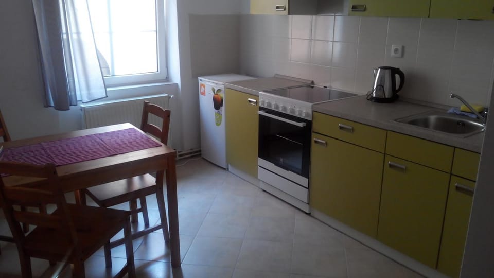 Day, Dining area