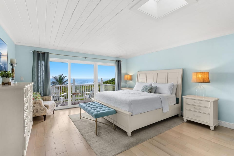 Bed, View (from property/room), Balcony/Terrace, Seating area, Bedroom, Sea view, wardrobe