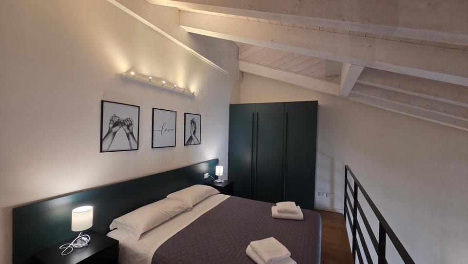 Bed, Photo of the whole room, Bedroom, towels