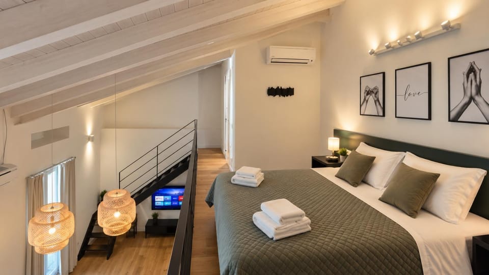Bed, TV and multimedia, Living room, Photo of the whole room, Seating area, Bedroom, towels, air conditioner