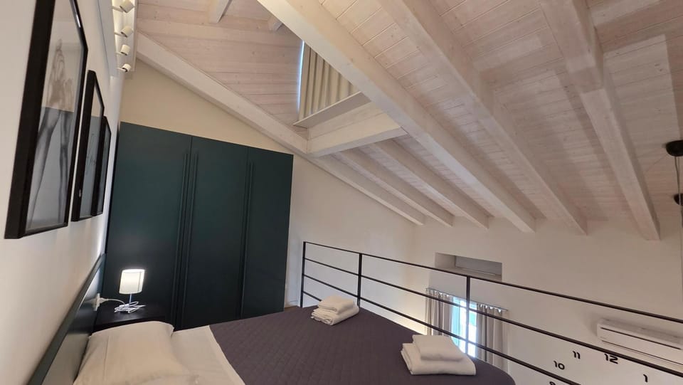 Bed, Photo of the whole room, Bedroom, air conditioner