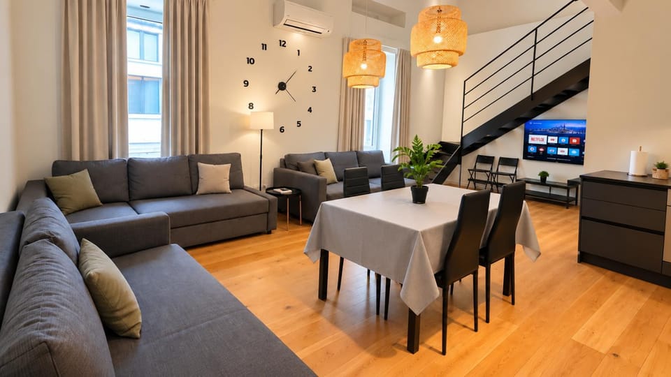 Communal lounge/ TV room, TV and multimedia, Living room, Seating area, Dining area, Evening entertainment