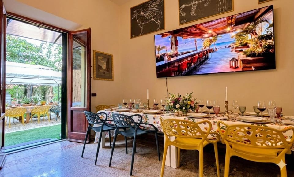 TV and multimedia, Living room, Seating area, Dining area
