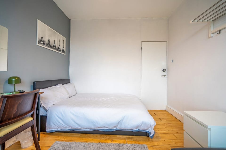 Photo of the whole room, Bedroom