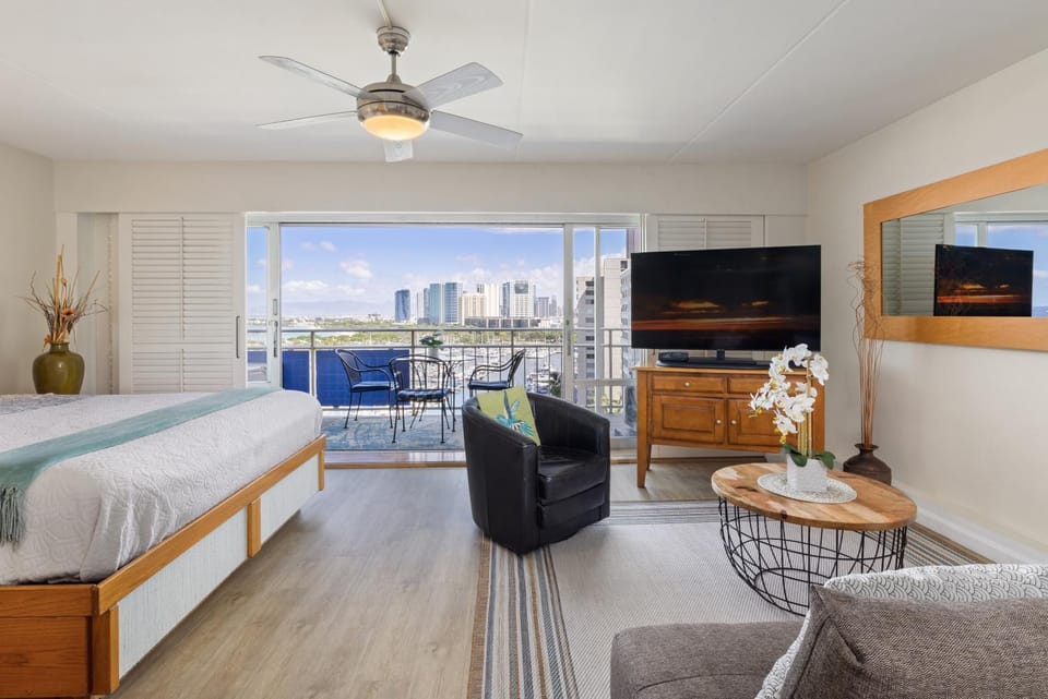 TV and multimedia, Living room, City view, Sea view