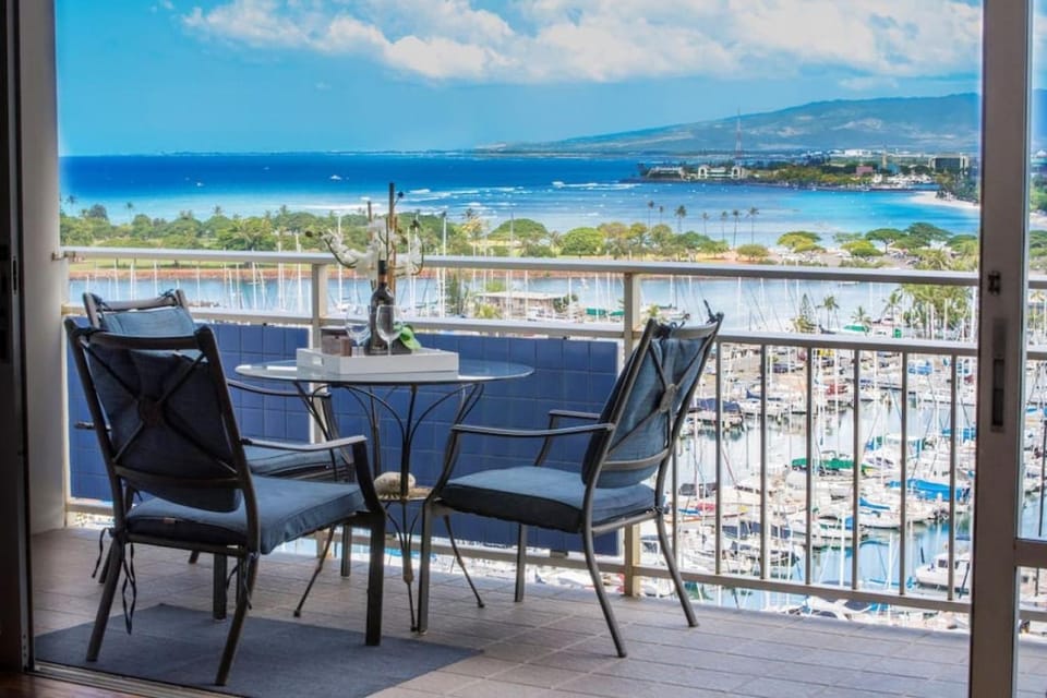 1341- Ilikai Collection 7- Gorgeous Sunset and Beachfront Condo Apartment in Honolulu