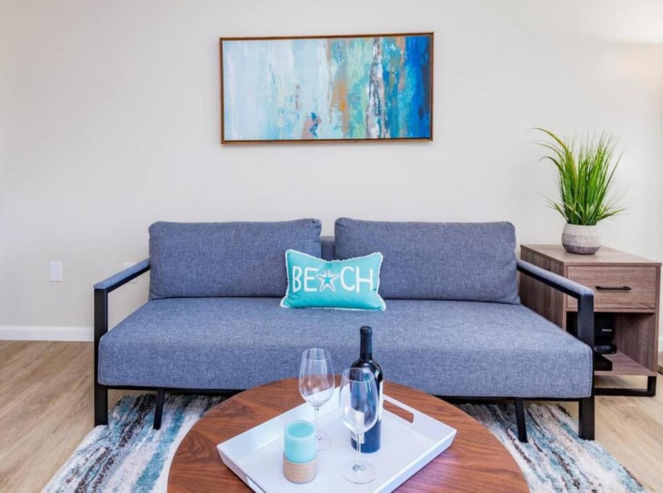 Ilikai Collection 6- Stylish 1BR- Mountain View- Beachfront Resort Apartment in Honolulu