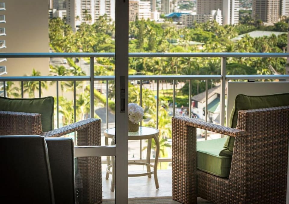 Ilikai Collection 6- Stylish 1BR- Mountain View- Beachfront Resort Apartment in Honolulu