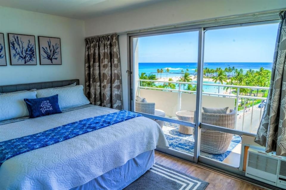 643- Beachfront Condo- Ilikai Collection 11- Sleeps 6. Apartment in Honolulu