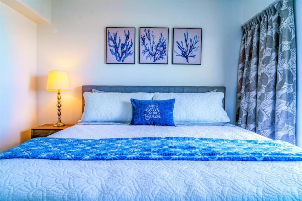 643- Beachfront Condo- Ilikai Collection 11- Sleeps 6. Apartment in Honolulu