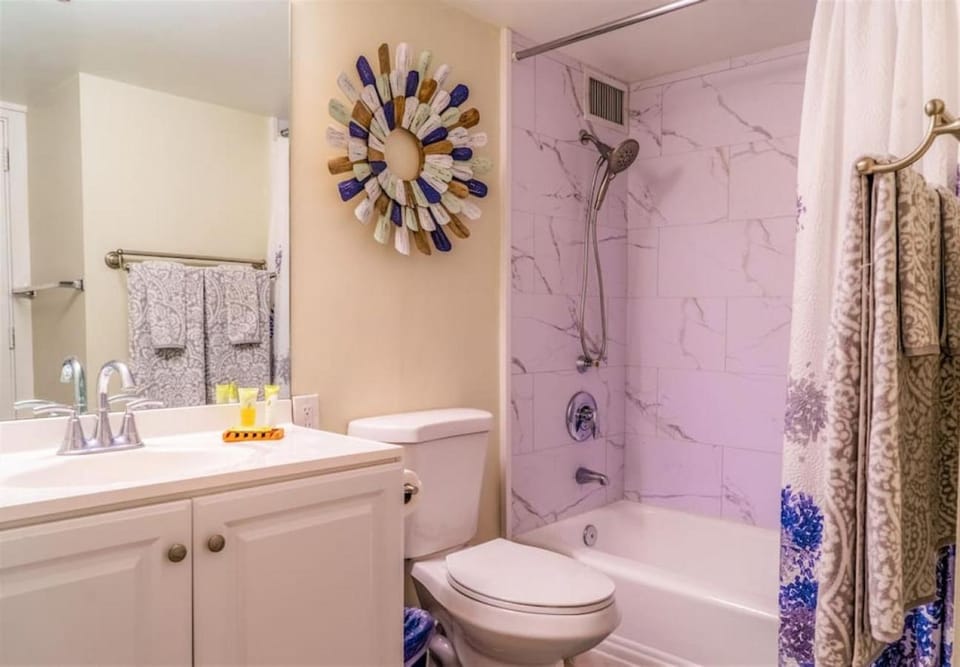 643- Beachfront Condo- Ilikai Collection 11- Sleeps 6. Apartment in Honolulu