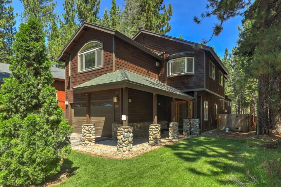 TaHaus Hot Tub Pool Table Dog Friendly House in South Lake Tahoe