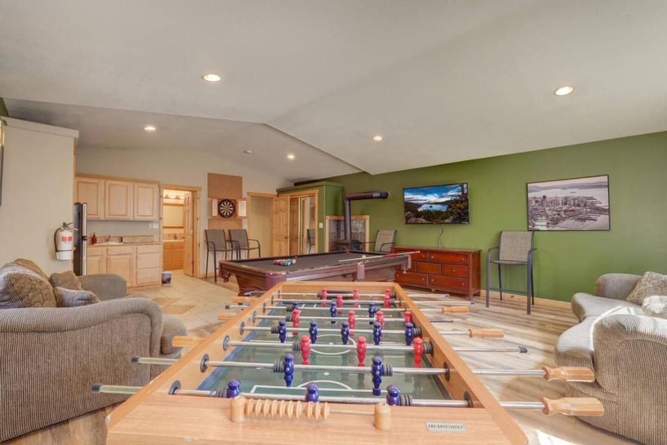 TaHaus Hot Tub Pool Table Dog Friendly House in South Lake Tahoe