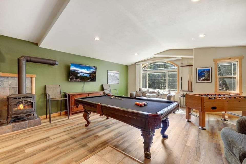 TaHaus Hot Tub Pool Table Dog Friendly House in South Lake Tahoe