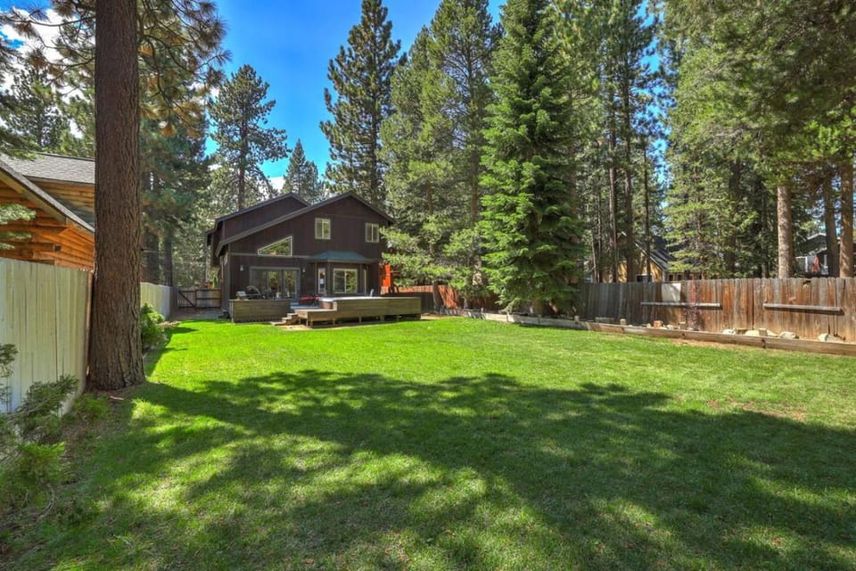 TaHaus Hot Tub Pool Table Dog Friendly House in South Lake Tahoe