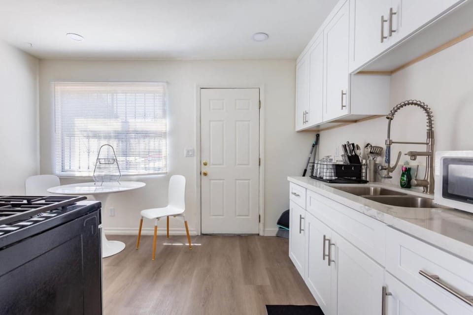 Stylish2BR Patio BBQ Parking Downtown LA House in Westmont