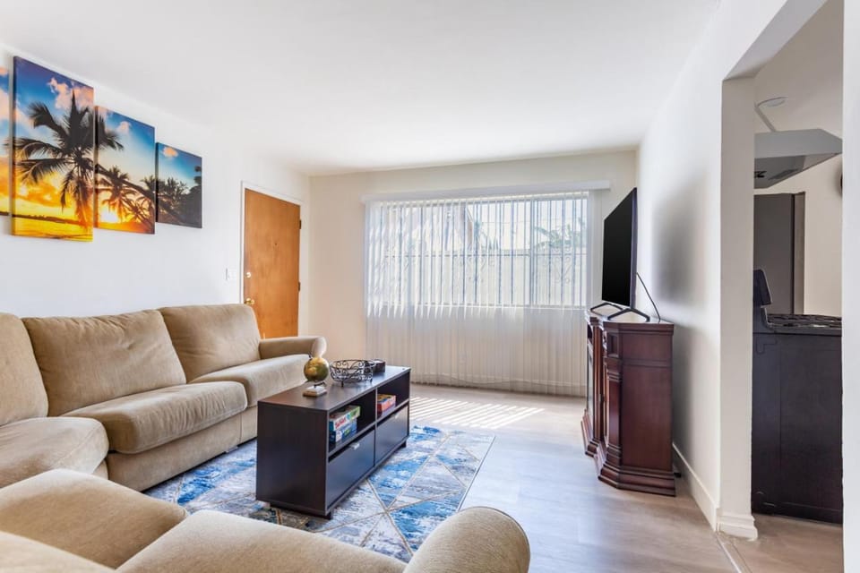 Stylish2BR Patio BBQ Parking Downtown LA House in Westmont