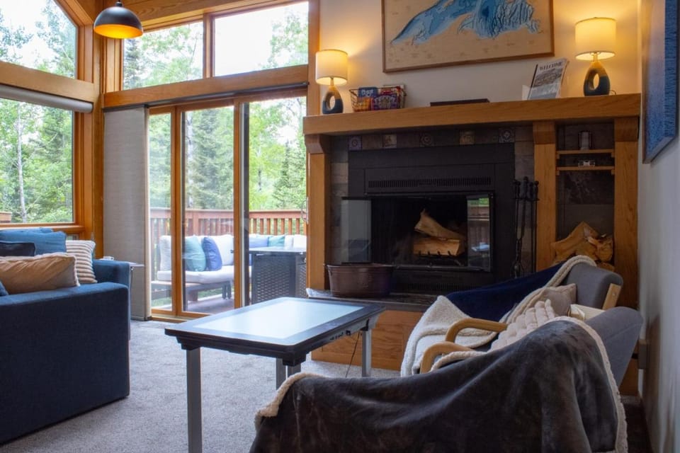Escape to “Shared Summit” on Minnesota’s North Shore House in Lutsen