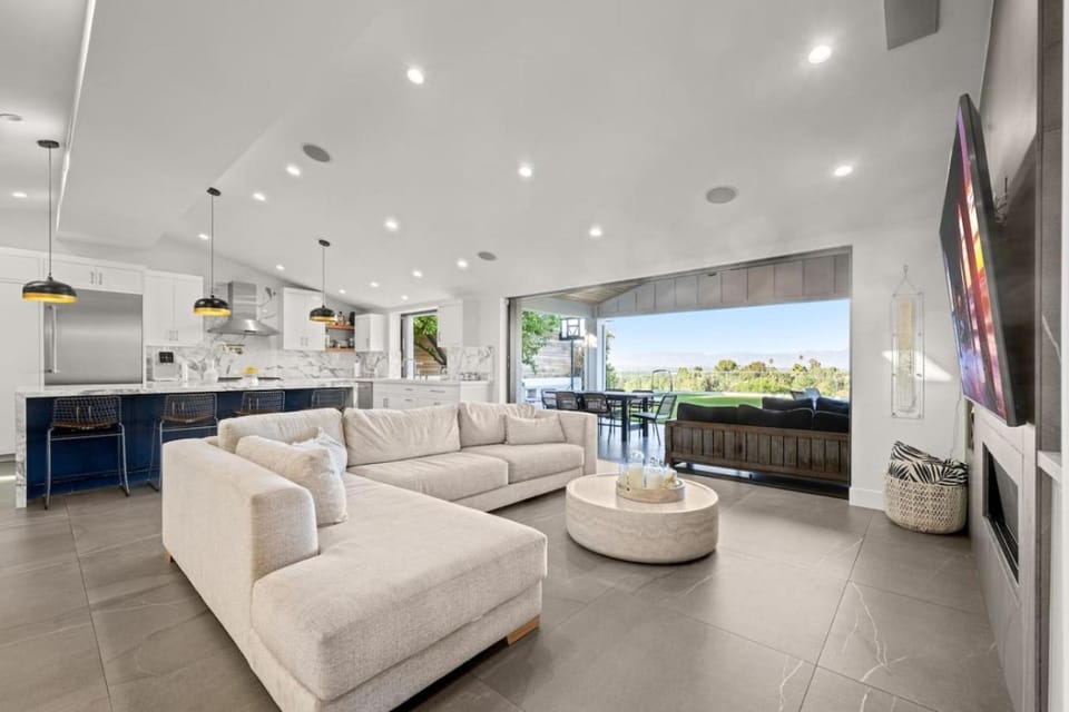 Coulson Street Retreat with pool BBQ and more House in Tarzana