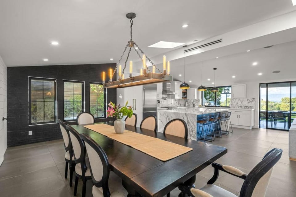 Coulson Street Retreat with pool BBQ and more House in Tarzana